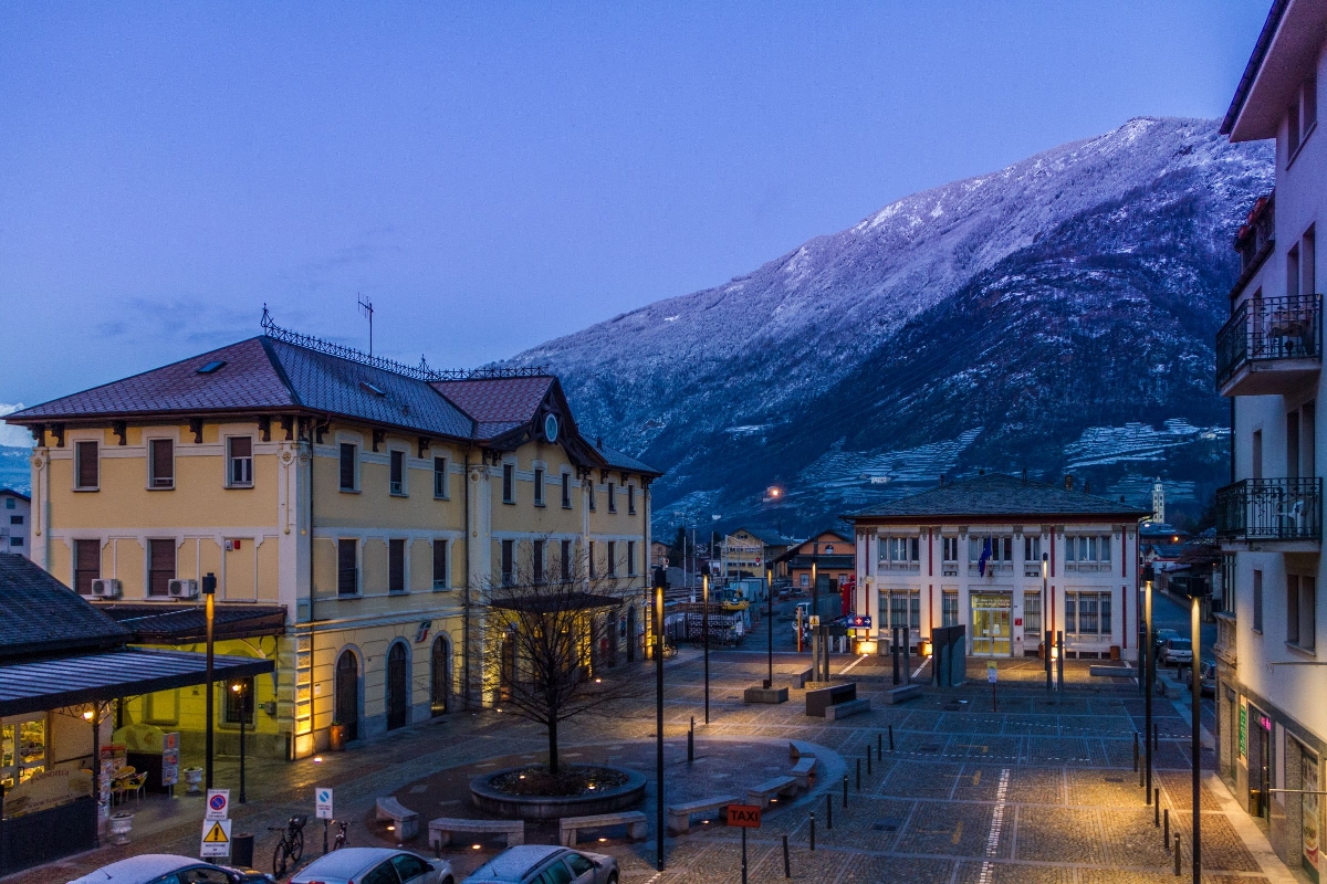 Links: Bahnhof der FS, rechts: Bahnhof der RHB in Tirano