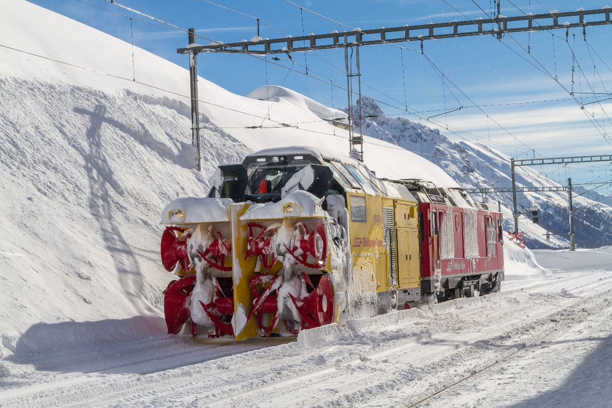 RhB Xrotd 9213 im Bahnhof Ospizia Bernina