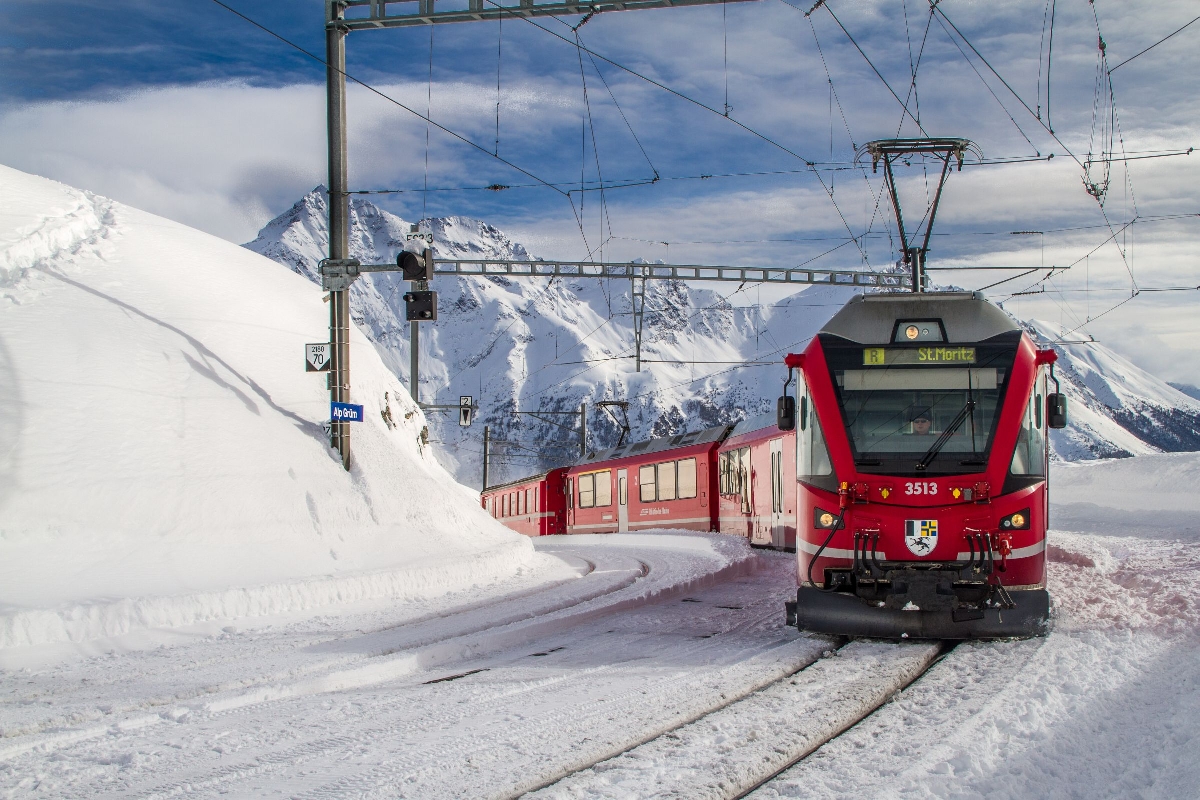 Allegra 3513 (RhB ABe 8/12) fährt in den Bahnhof Alp Grüm ein